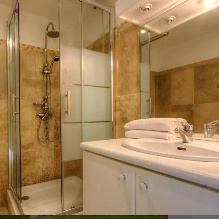 Accueillant A 30 M² Avec Terrasse Et Jardin * Moltifao